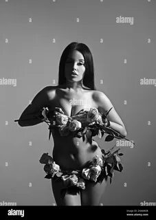 Mujer desnuda entre flores - alexandriawhitephotography.com 