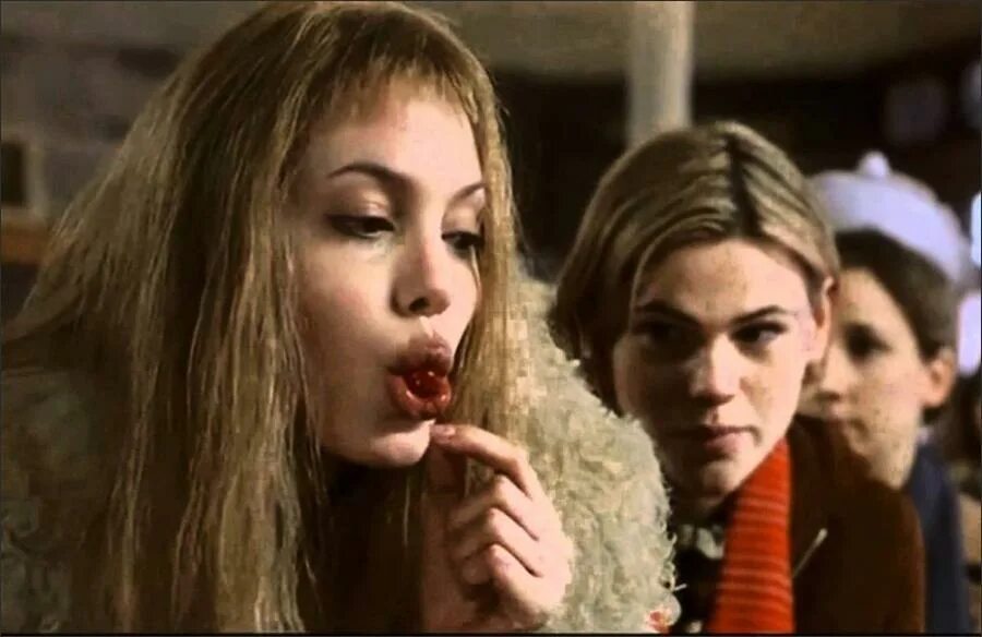 Прерванная жизнь 1999. Вайнона райдер прерванная жизнь. Анджелина джоли прерванная жизнь. Прерванная основа. Прерванная жизнь 1999.