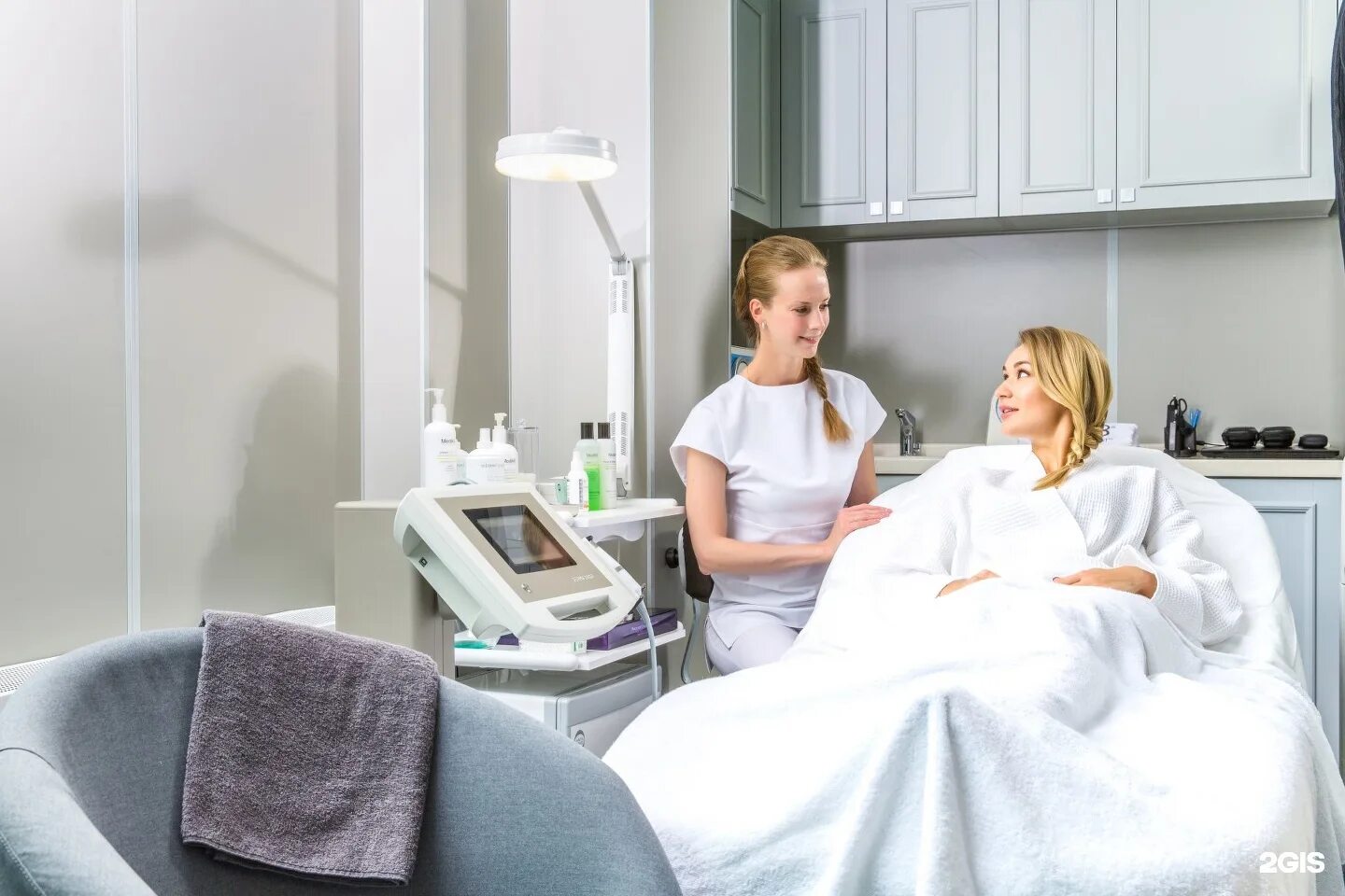 клиенты косметологу. сеанс у косметолога. клиенты косметологу. консультация косметолога. клиенты косметологу.