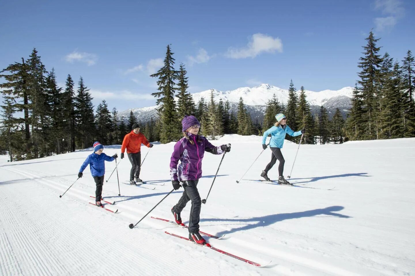 Спортивные школы лыжи. Лыжный спорт. Лыжный туризм. Лыжи спорт. Катания на беговых лыжах.