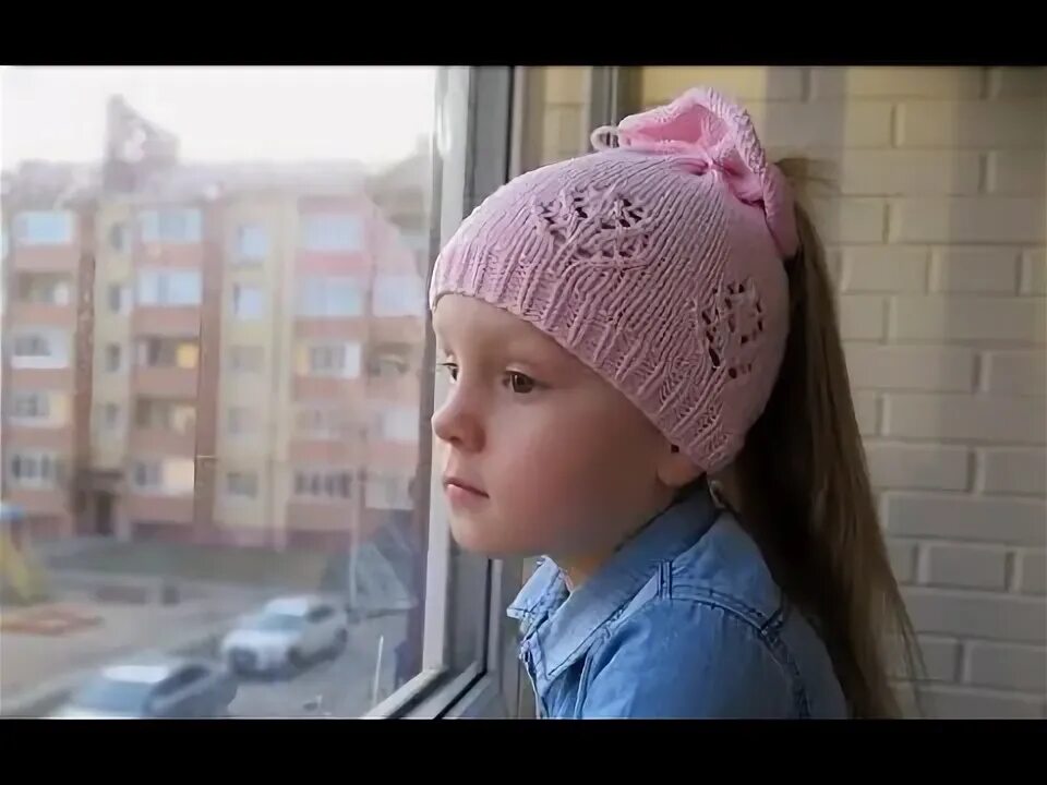 Шапка для девочки спицами видео. Ажурная шапочка с отверстием для хвоста для девочки.