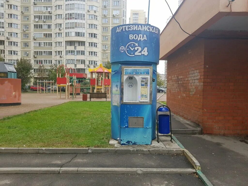 Без воды магазин. Автомат с водой на улице. Автоматы с водой в Подмосковье. Моя вода 24. Вода в магазине.