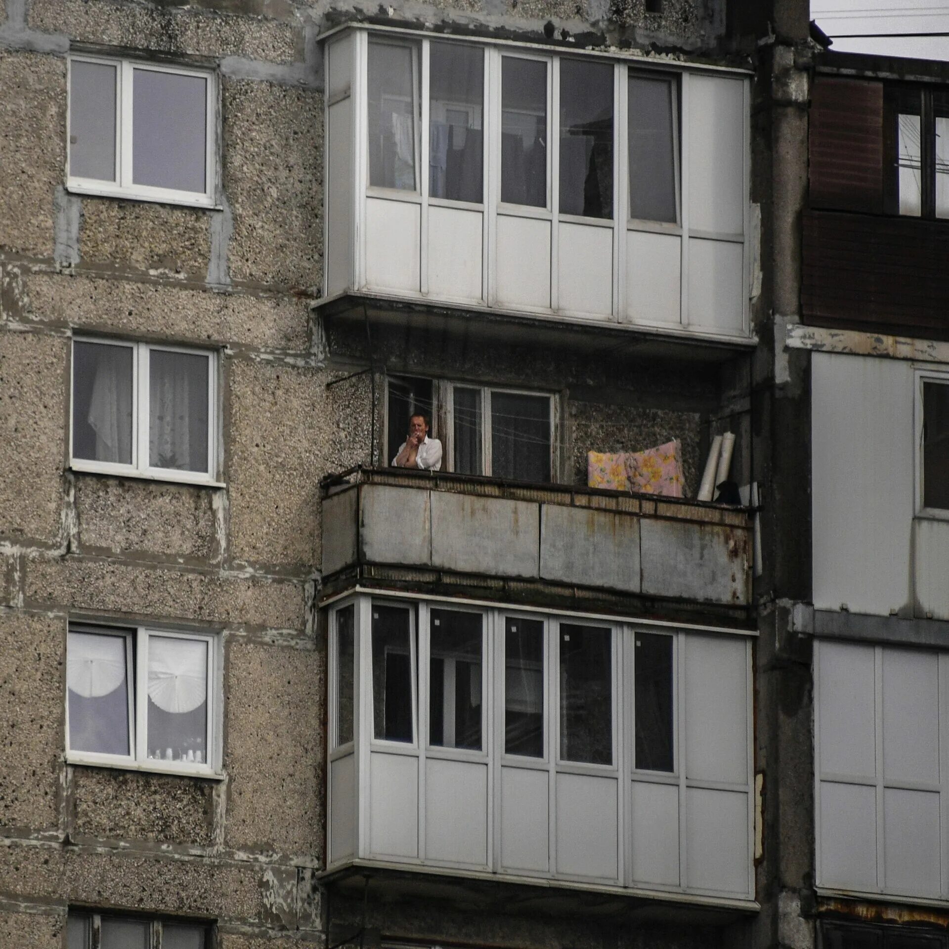 Перелезть с балкона на балкон. Человек на балконе. На балконе zomb. Курит на балконе. Пока он на балконе.