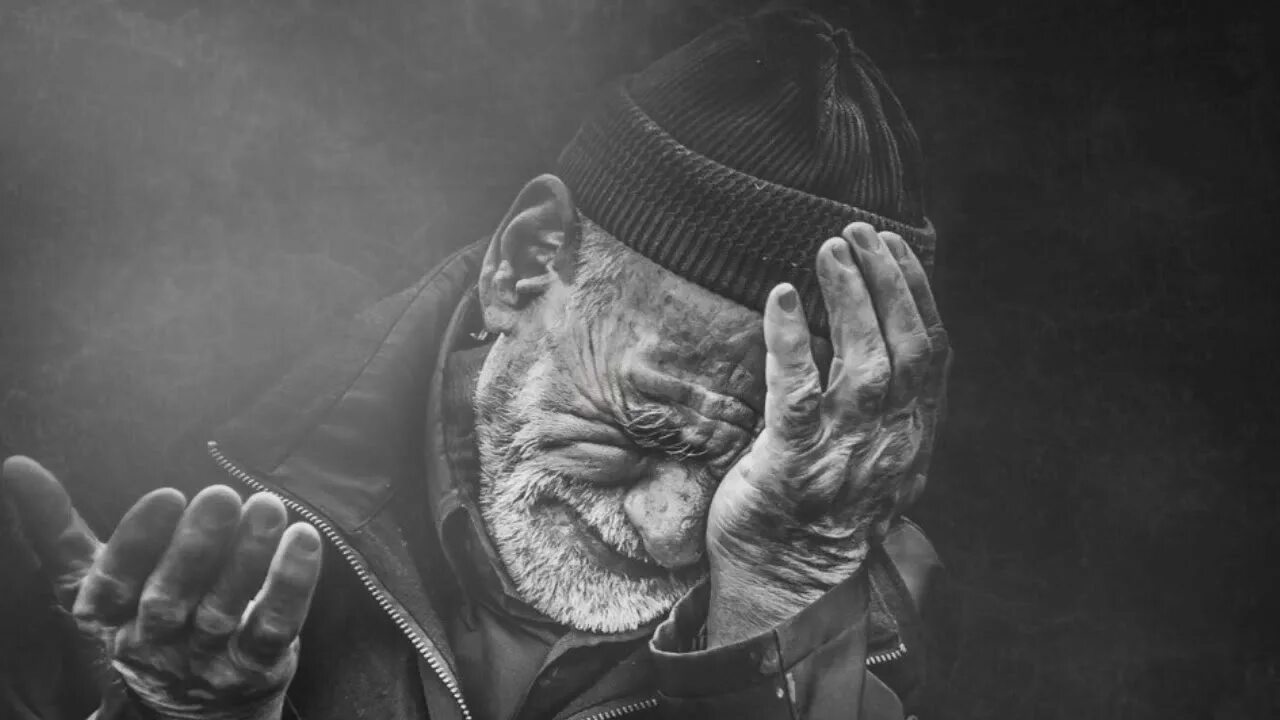 Because spoken. Старик плачет. Плачущий дед. Старик рыдает. Старики плачут фото.
