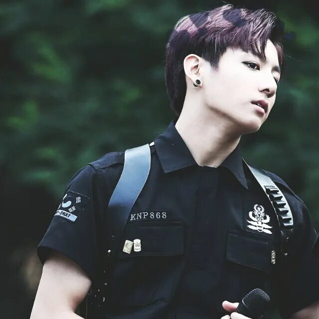 Jung kook standing. Чон Чонгук полицейский. BTS Чонгук полицейский. Чимин полицейский. Чонгук пилот.