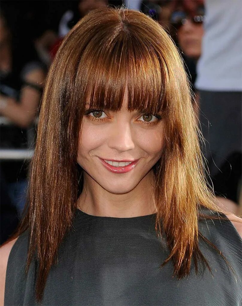 Карэ удлиненное каре прямое. Прямая стрижка среднюю длину. Прямая стрижка среднюю длину. Прямая стрижка среднюю длину. Стрижка каре ровный срез.