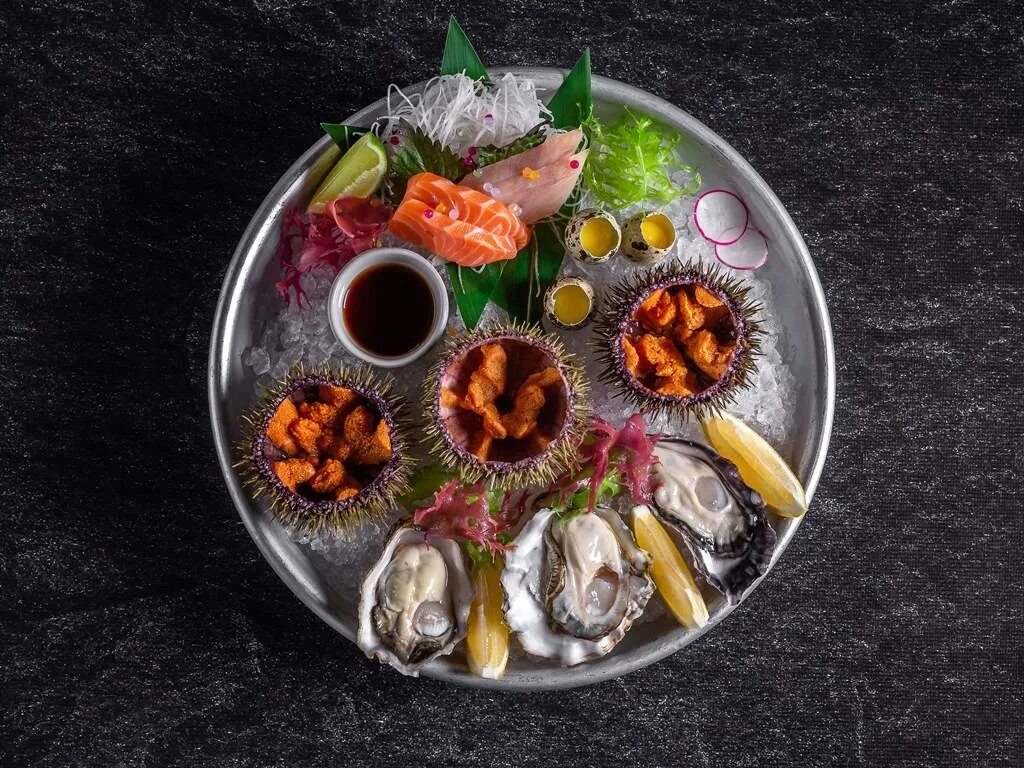 морской еж с крабом турандот. морской еж и устрицы. морской еж икра. еж морепродукты. еж морепродукты.