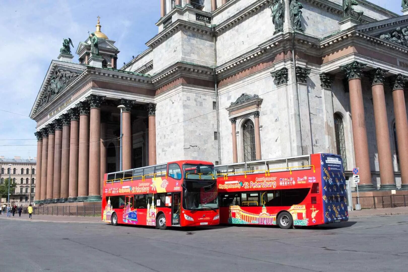 Автобусные экскурсии из спб. Автобус City Sightseeing Санкт-Петербург. Питер автобус двухэтажный экскурсии City Sightseeing. Автобусы сшенышпреыууштп Исаакиевский. Обзорная автобусная экскурсия по Санкт-Петербургу.