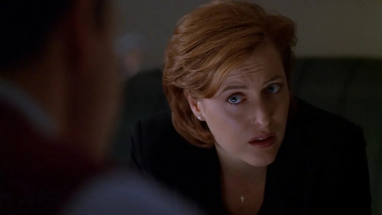 Нас ждут из темноты скалли. Рейны скалли. scully season 6. рейна скалли leakes. скалли дана кэтрин и малдер.