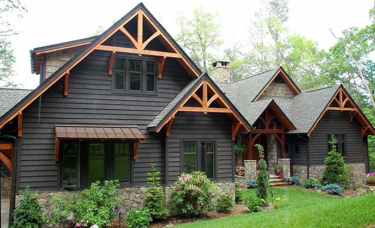 Жил был деревянный дом крыша. Фронтон шиндель. Деревянный дом. Деревянный фасад. Красивые фасады деревянных домов.