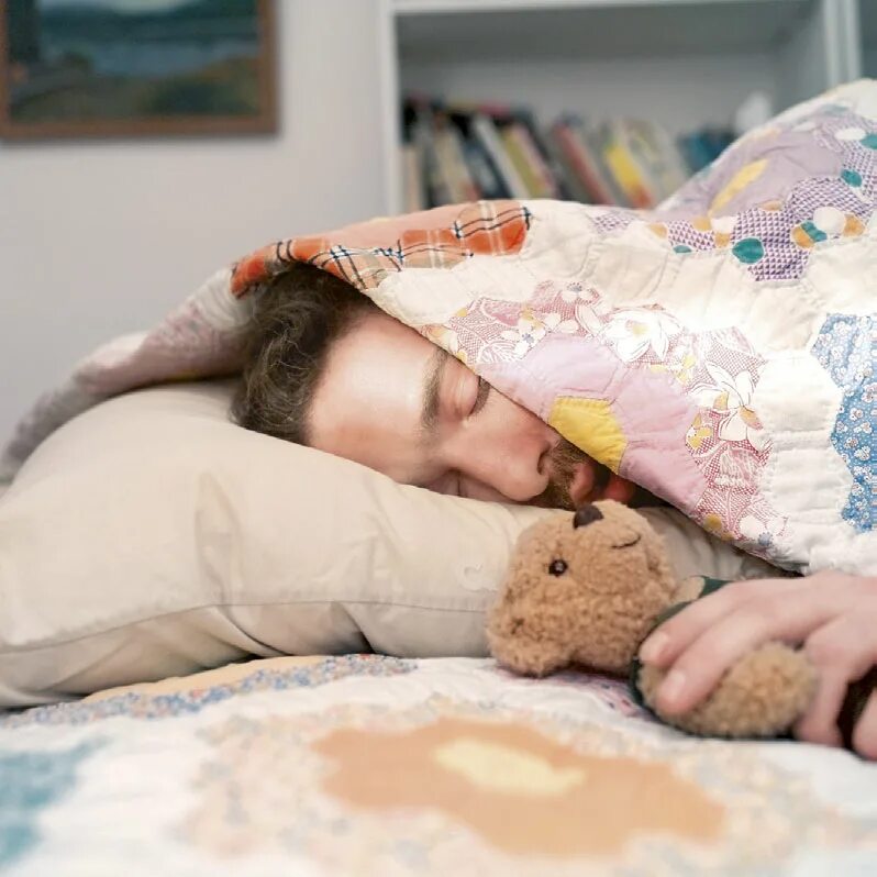 Сладкий сон людей. Человек лежит под одеялом. Одеяло. Спящий человек под одеялом.