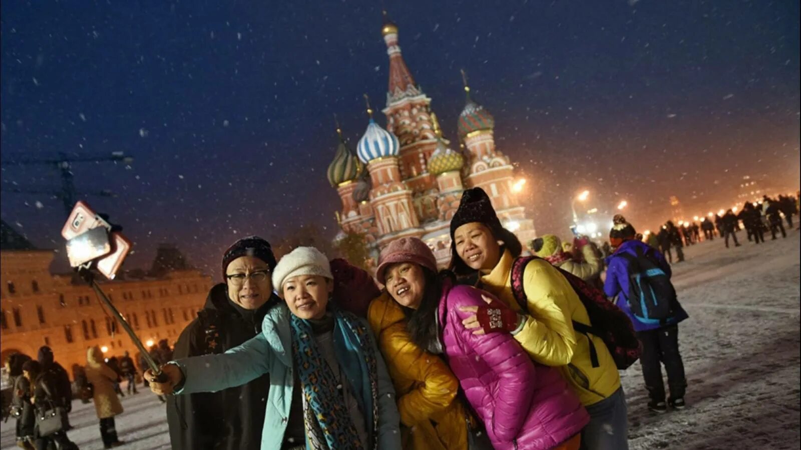 Почти всех иностранцев приезжающих в нашу страну. Иностранные туристы в россии. иностранцы в москве. туристы в москве. экскурсия для иностранцев.