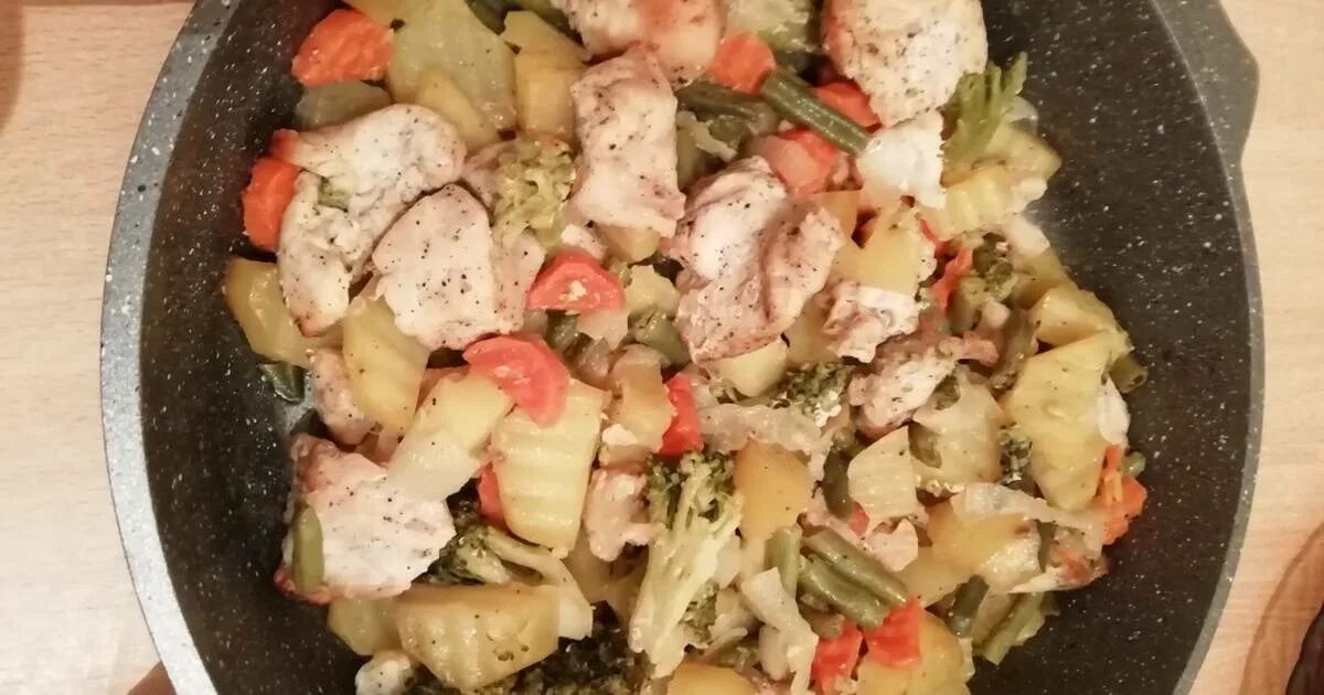Куриное филе с замороженными овощами. Филе с овощами. филе курицы с овощами. куриное филе с овощами в духовке. овощи с куриным филе в духовке.