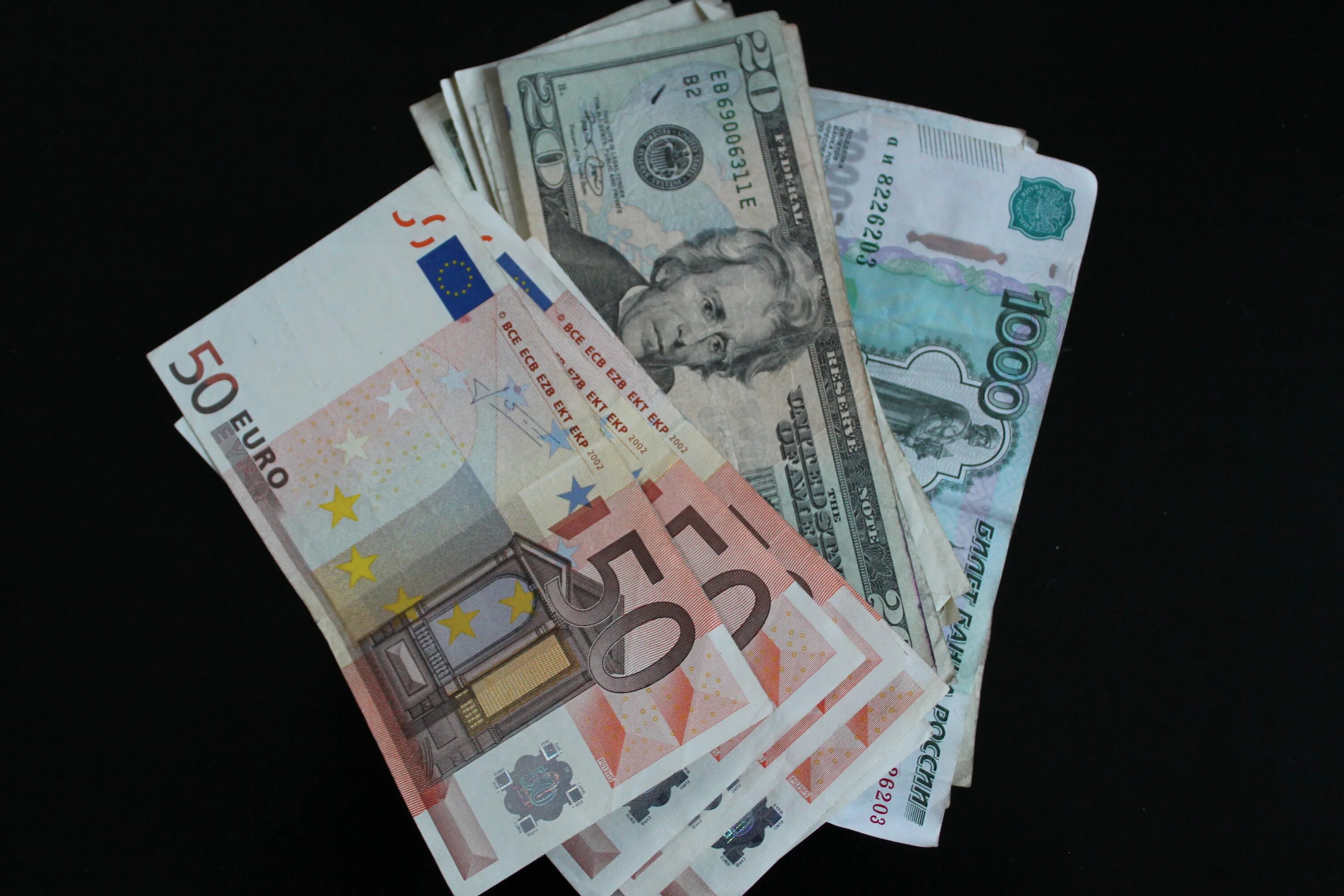 Доллар и евро. Доллар евро рубль. Валюта доллар евро. Деньги разные валюты. М долларов в рубли