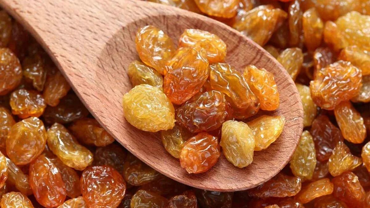 Изюм. Изюм польза и вред. Чем полезен изюм для организма. Изюм на ночь можно. Изюм польза.