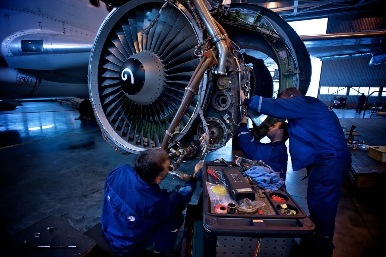 Техническое обслуживание самолета. Механик самолета. Техническая эксплуатация летательных аппаратов и двигателей. Техник авиационных двигателей.