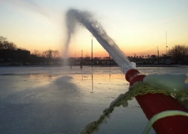 Холодная катка. Заливка льда на катке. Распылители воды на каток. Холодный каток. Залить каток на даче своими руками.