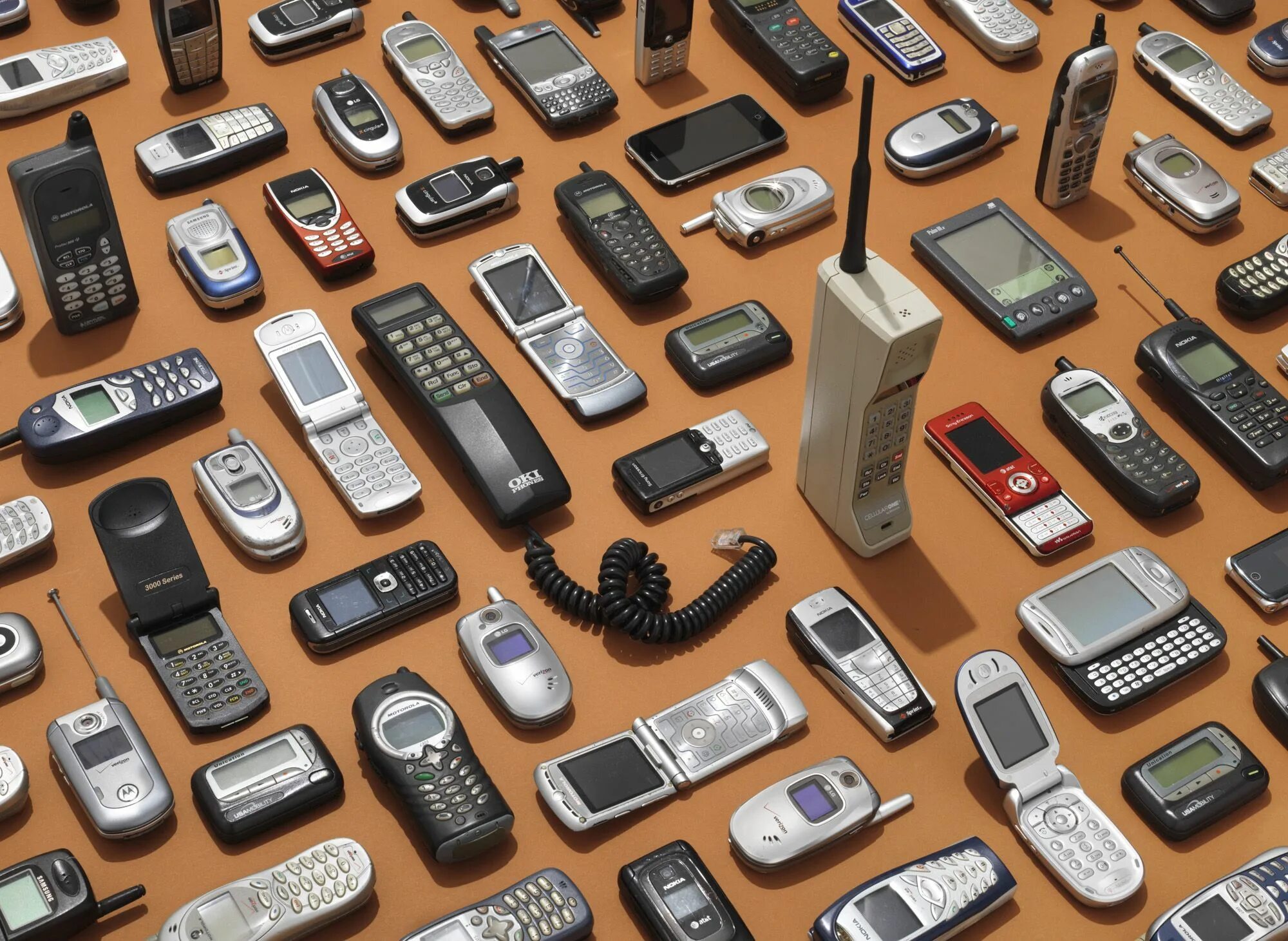 Сотовый телефон. Много телефонов. Сотовые телефоны много. Старые смартфоны. Какие были старые телефоны