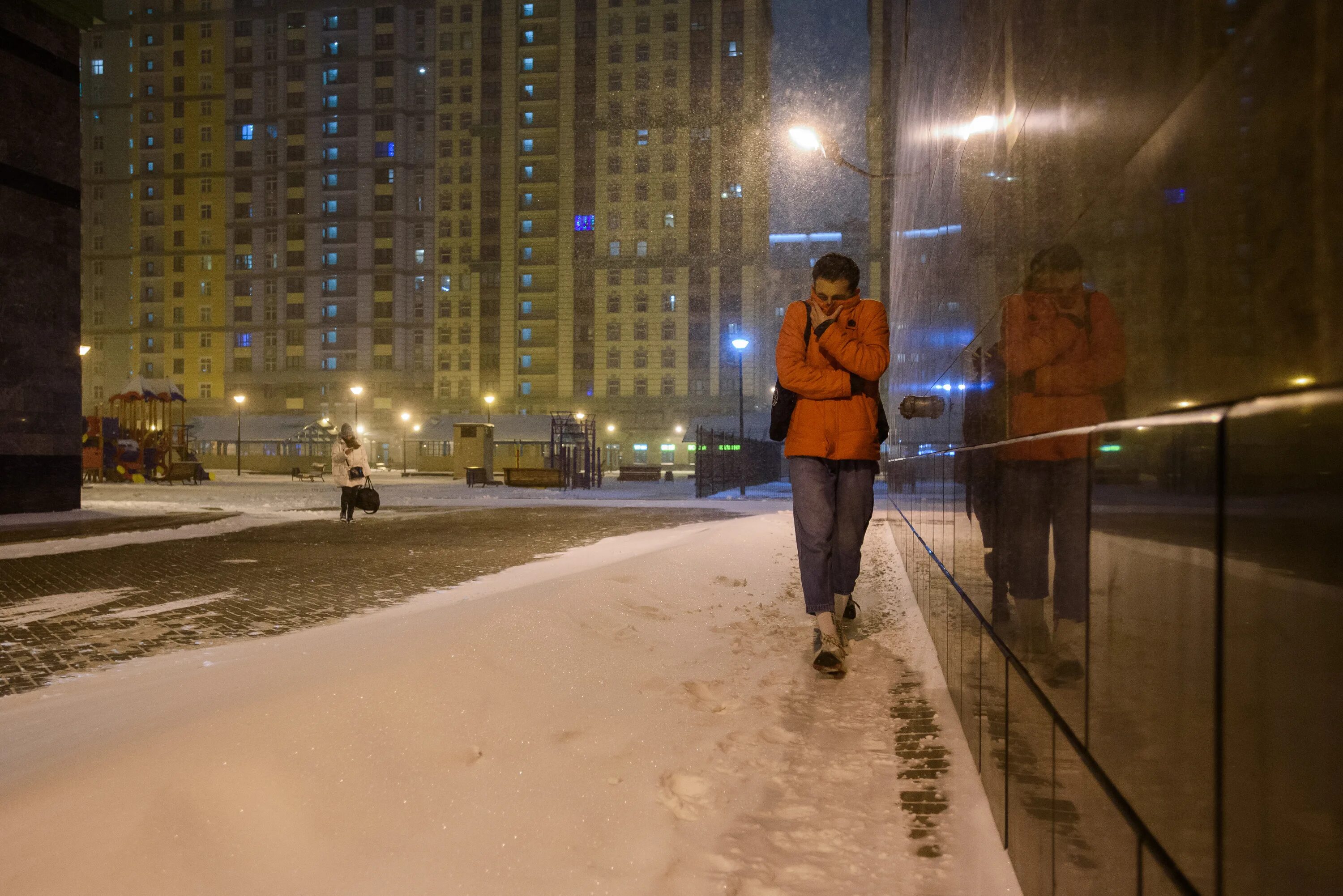 Сильный ветер в петербурге сегодня. Сильный ветер в питере. сильный ветер в спб сегодня. мчс предупреждает петербуржцев о сильном ветре. ветренно в питере.