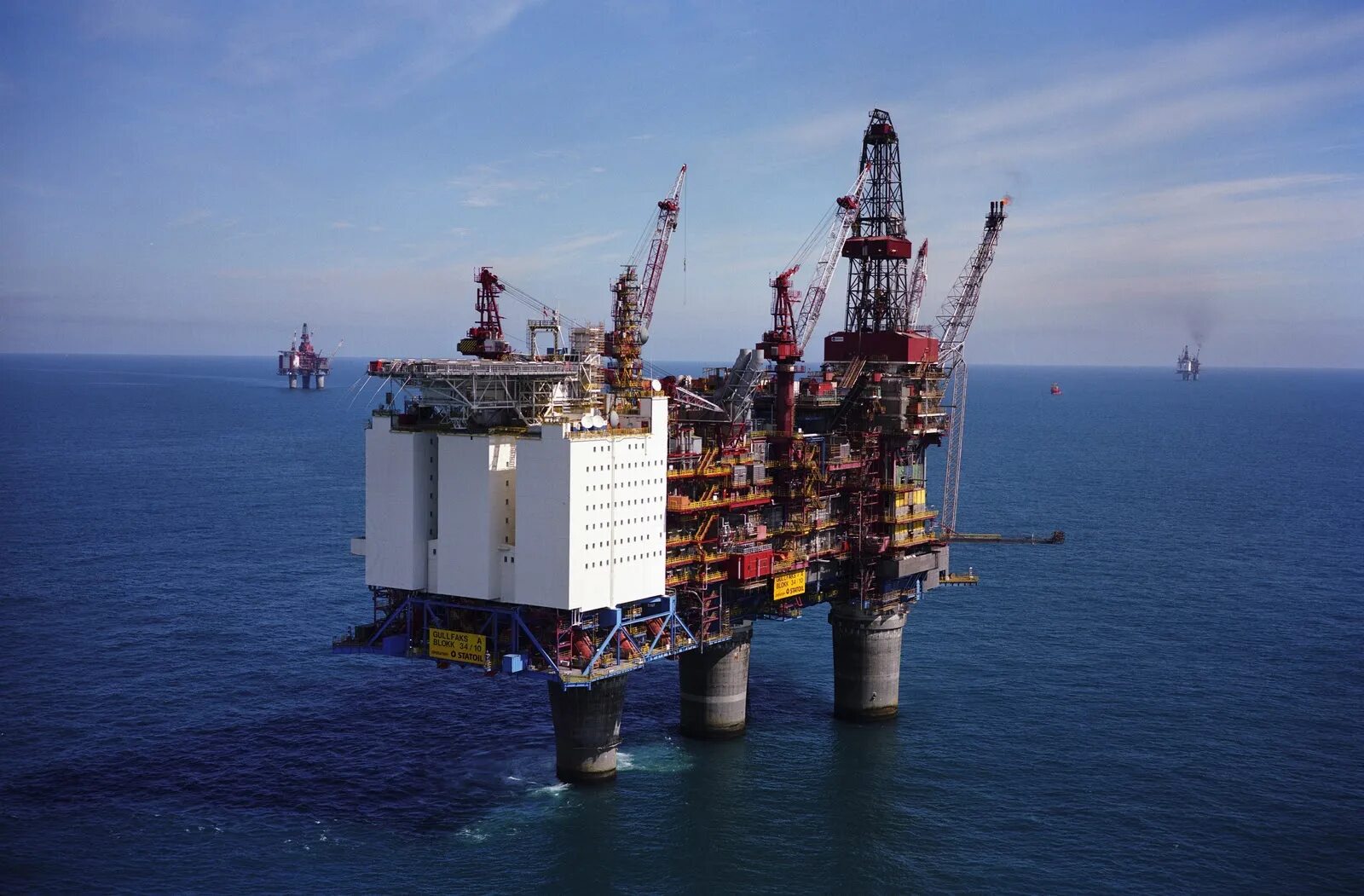 Платформа добычи. Нефтяная платформа Gullfaks. Шельфовое бурение платформа. Морская нефтедобывающая платформа Астрахань. Норвежская нефтедобывающая платформа «Тролль-а».