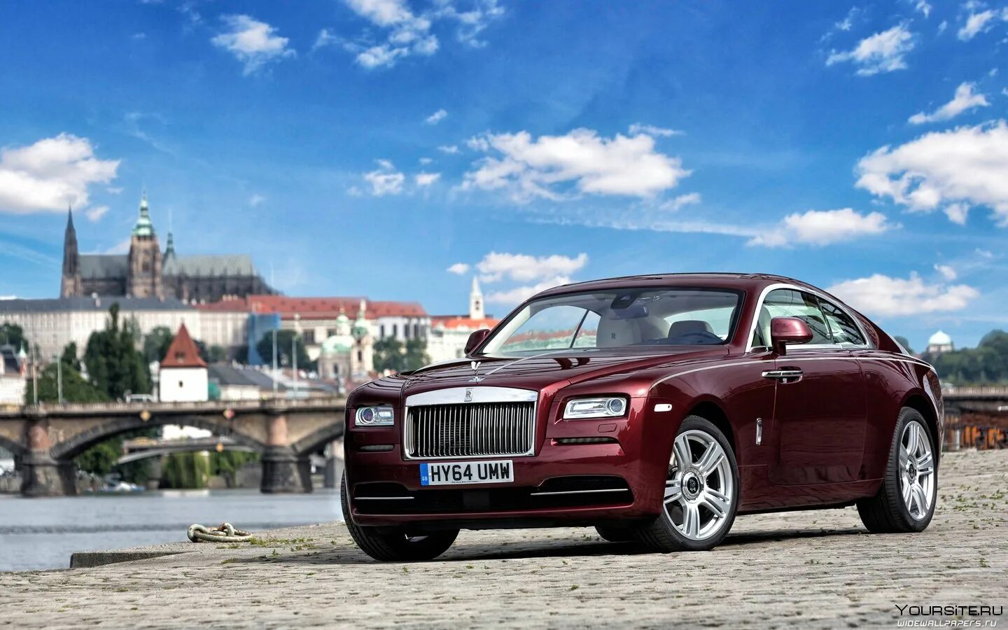 Роллс ройс страна. Rolls Royce. Машина Роллс Ройс. Rolls Royce Wraith красный. Роллс Ройс Фантом бордовый.