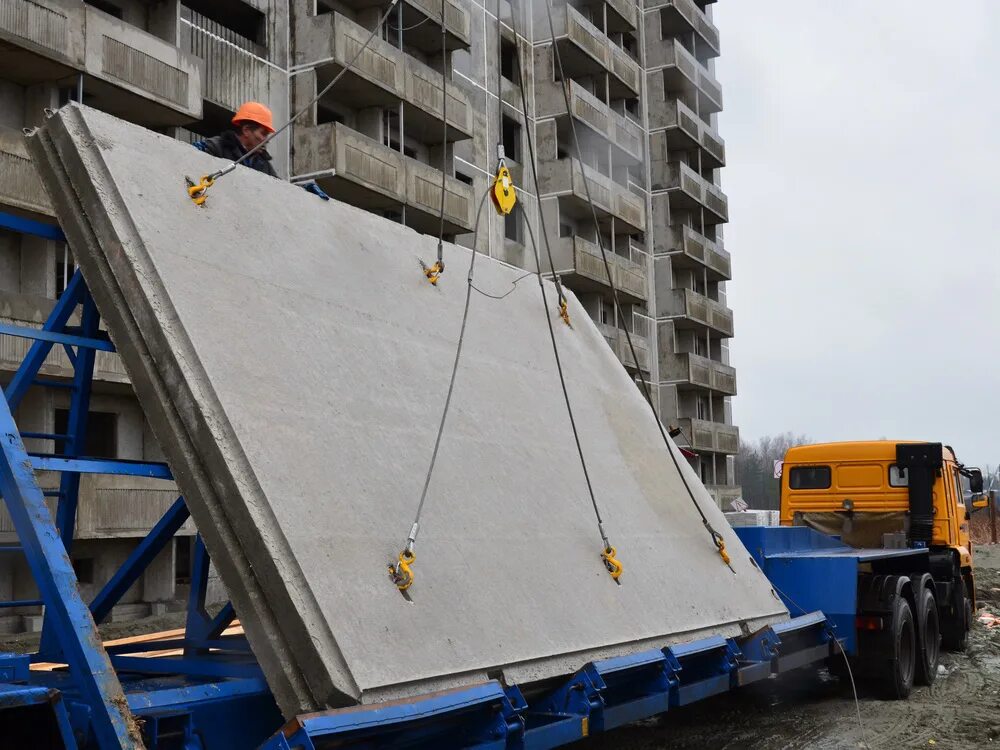 Башенный кран с плитой. Монтаж плит перекрытия технология автокран 25т. Кран строительный. Монтаж плит перекрытия автокраном. Подъем плиты краном.