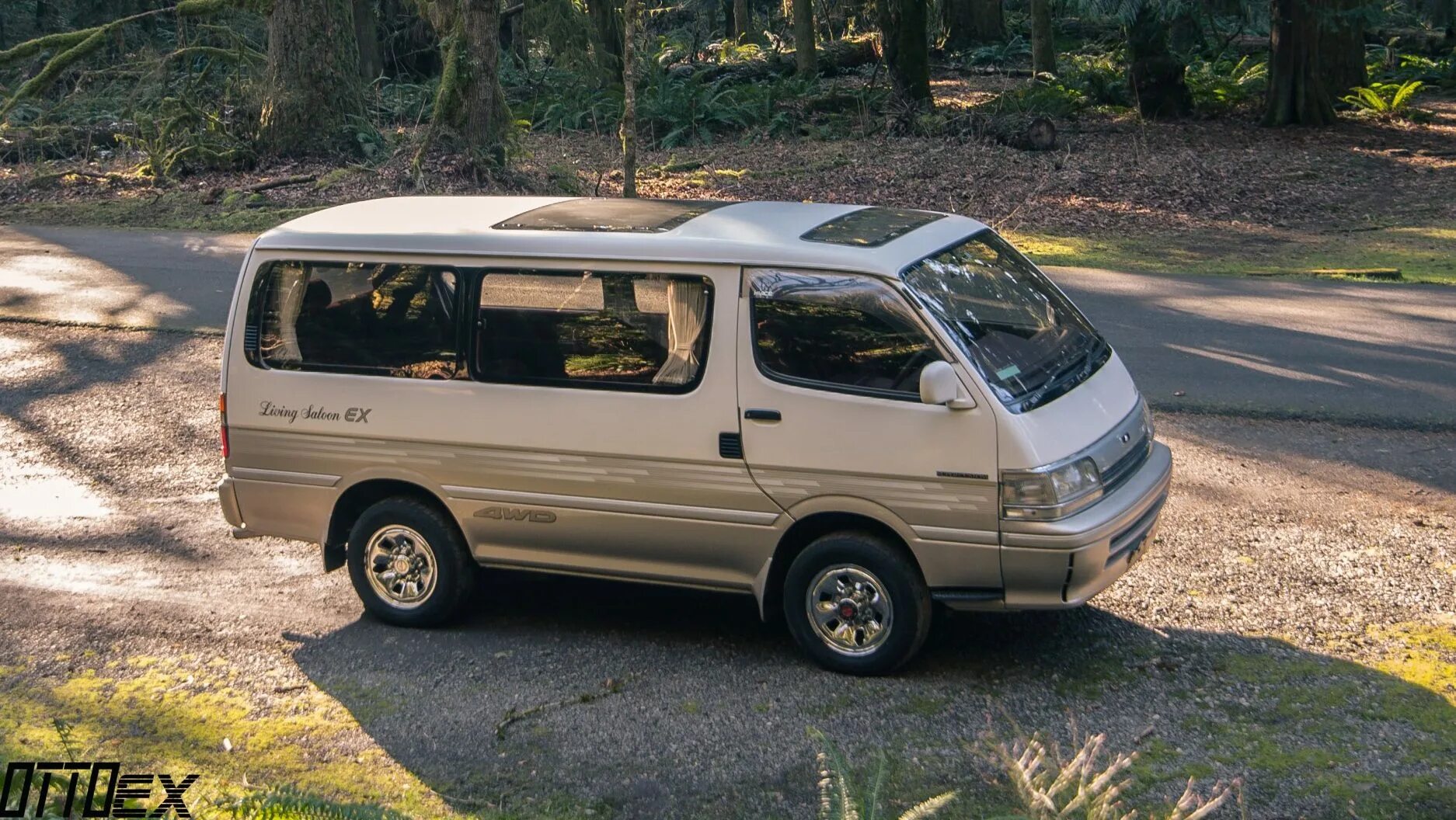 Отзывы тойота айс. Тойота Хайс 1985. Hiace i300. Toyota Hiace 1977 Saloon. Toyota Hiace super Custom Living Saloon ex 1995.