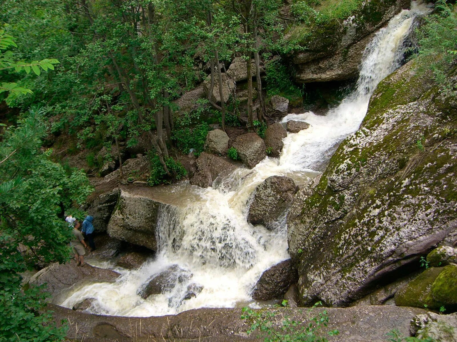 Водопад кук караук башкирия где находится. Водопад Кук-Караук Башкирия. Водопад Кук Караук летом. Пещера Кук Караук. Ишимбайский водопад.