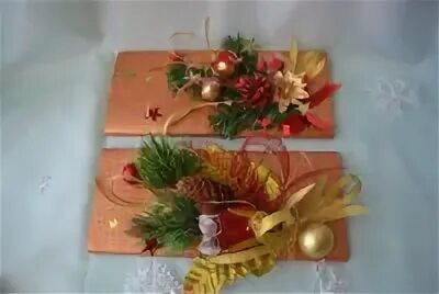 Украсить коробку конфет к новому году. Новогоднее украшение "подарок". Коробка конфет украшенная к новому году. Подарочные букеты для учителя на новый год. Украшение коробки конфет на новый год.