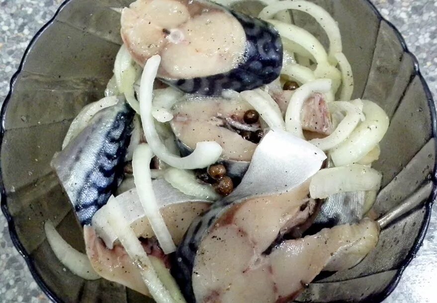 Скумбрия маринованные быстро. Скумбрия соленая с луком. маринад для скумбрии. маринад для скумбрии в домашних. замариновать скумбрию.