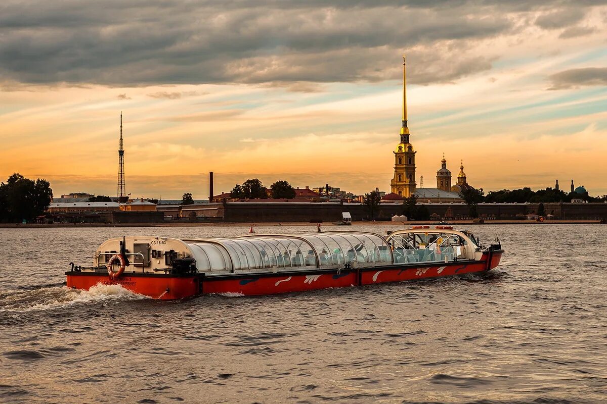 Кораблики спб цена. Речные прогулки по Неве в Санкт-Петербурге. На Неве прогулка теплоходе в Санкт-Петербурге. Теплоход на Неве Питер. Теплоход Северная Венеция Санкт-Петербург.