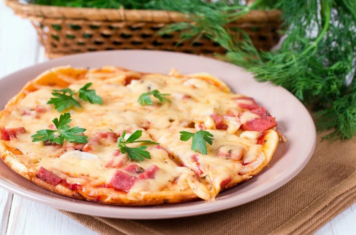 Приготовить пиццу на сковороде быстро и вкусно. Пицца на сковороде. быстрая пицца на сковороде. пицца с майонезом. ленивая пицца на сковороде.