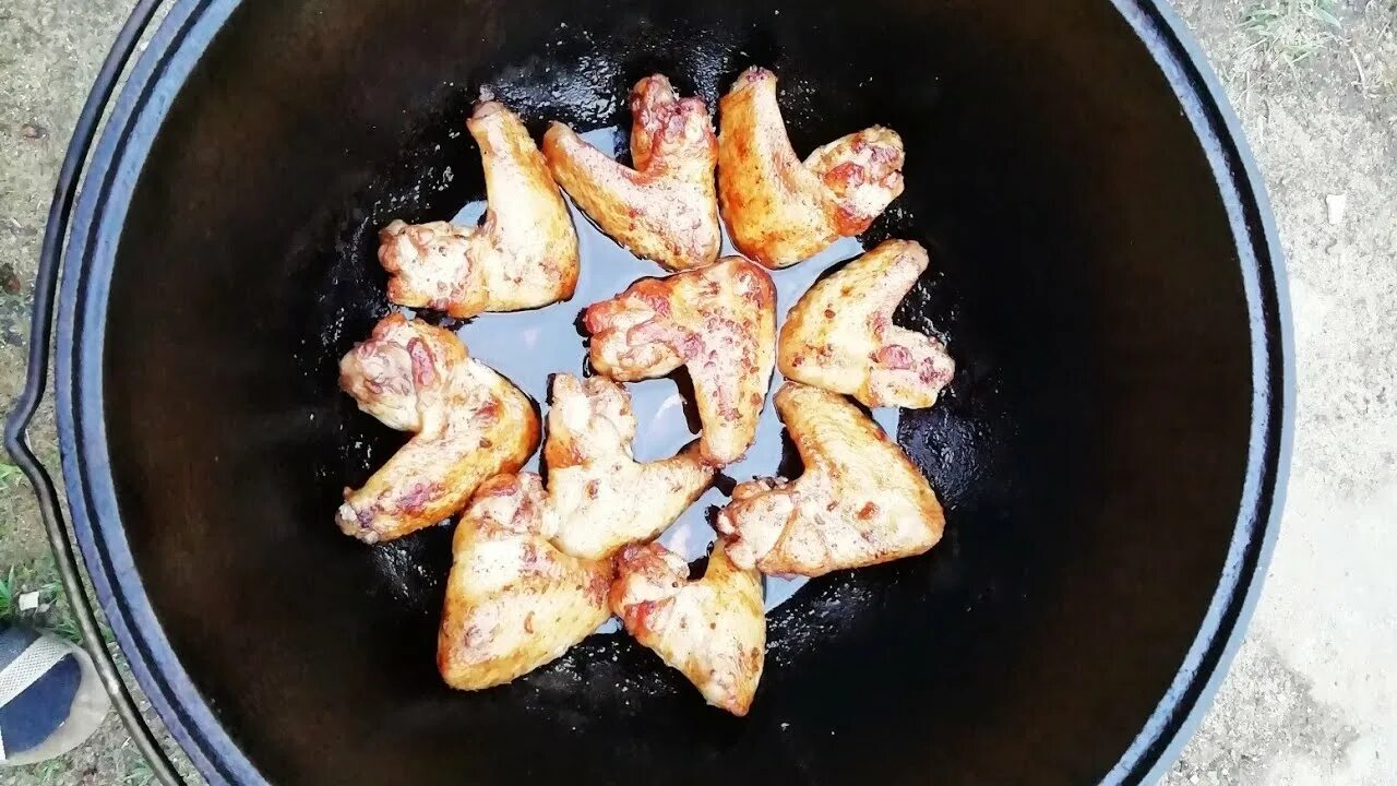 Курица в казане. Мхамар блюдо. Курица с картошкой в казане. Блюда из курицы в казане на костре. Курица в казане.