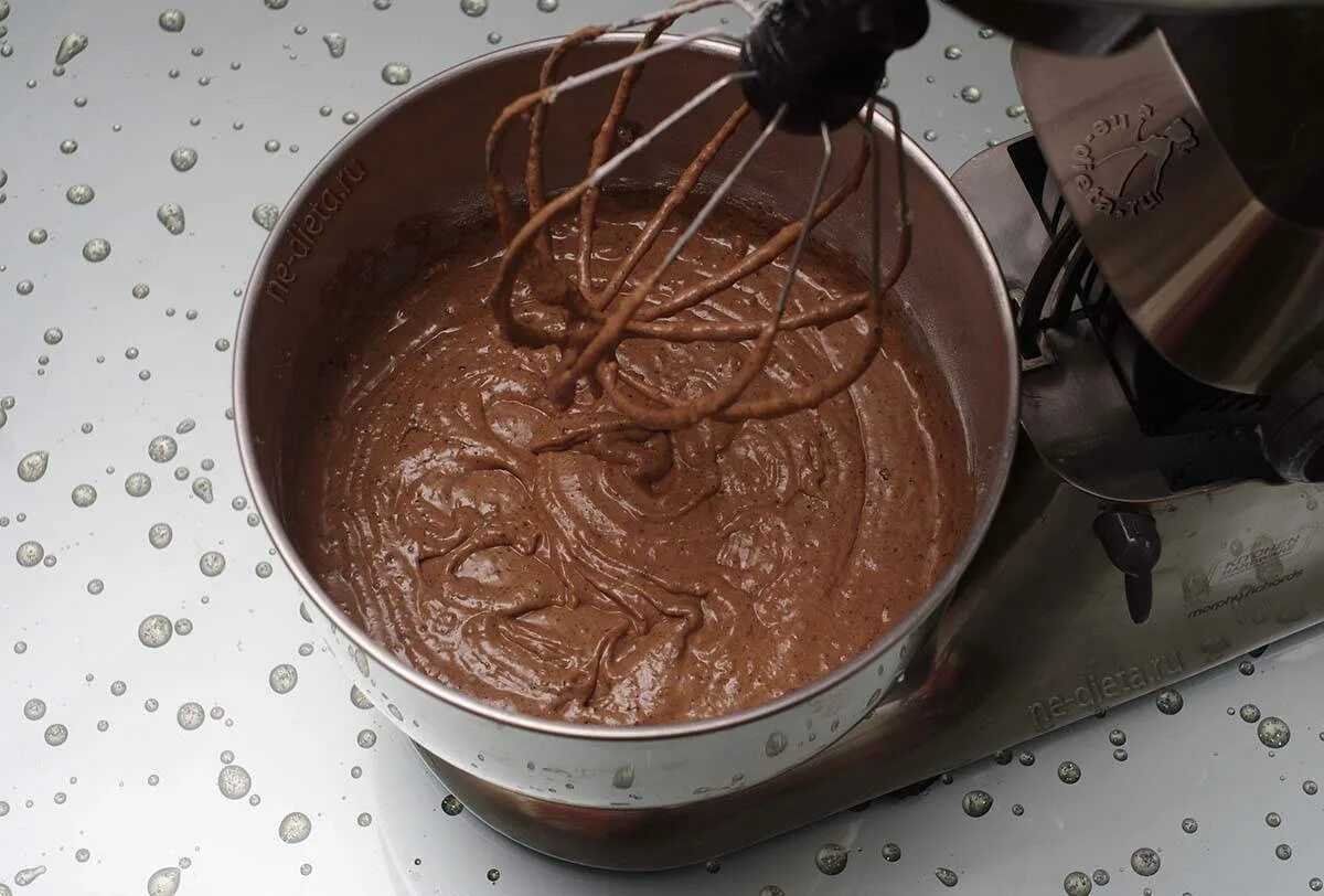 Тесто и крем для торта. Шоколадное тесто для бисквита. Крем без миксера. Приготовление шоколадного бисквита. Шоколадный сметанный крем.