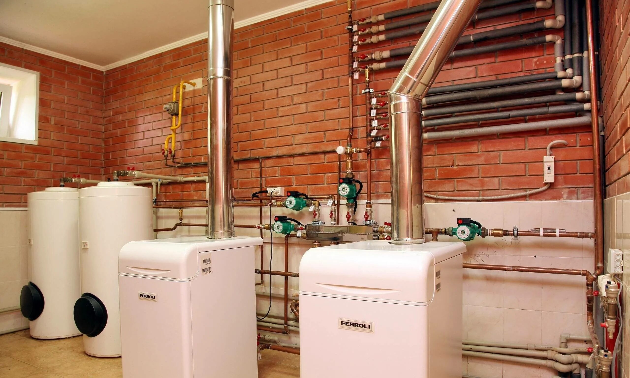 Газовый котел для частного двухэтажного дома. Напольный газовый котел для отопления частного дома до 100м2. газовый котел для отопления частного дома 100м2. бойлерная с газовым котлом. газовая котельная в частном доме.