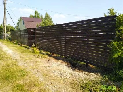 Горизонтальный забор из металлического штакетника