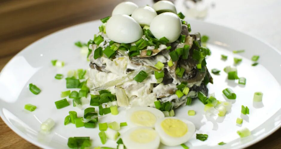 Салат Аристократ. Салат с перепелиными яйцами и кукурузой. Салат Аристократ рецепт. Салат аристократический с говядиной рецепт