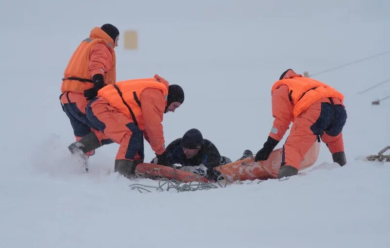 Пример спасение людей. МЧС на льду. Средства спасения на льду. Человек спасатель.