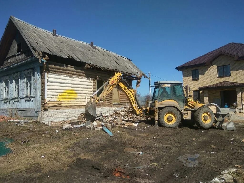 нужно снести дом. объект домов стройка. техника для сноса домов. демонтаж аварийного здания. сломанный дом.