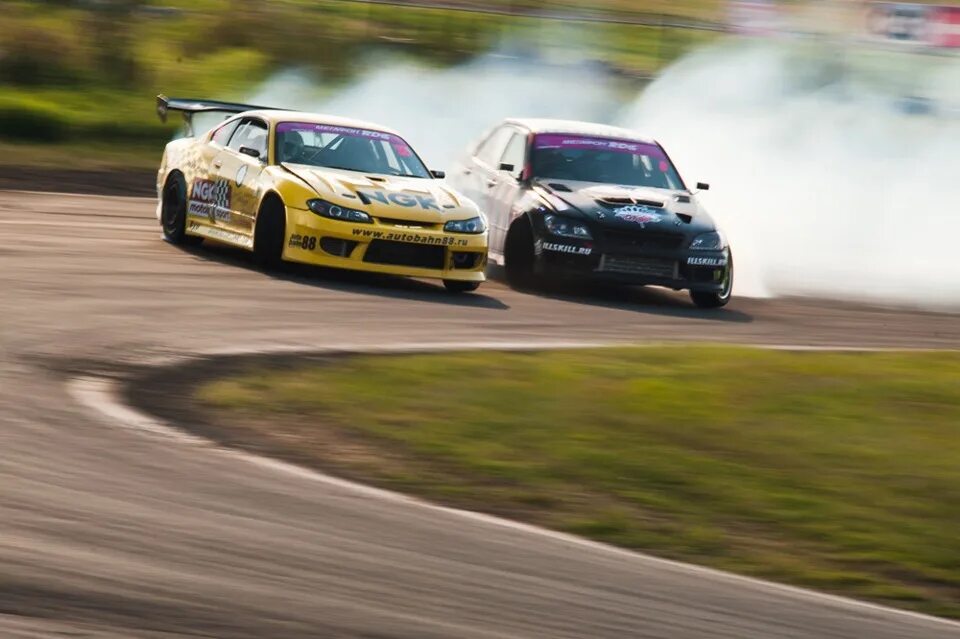 Double drift. Дрифт BMW И Nissan Silvia. JDM парный дрифт. Красивый парный дрифт.