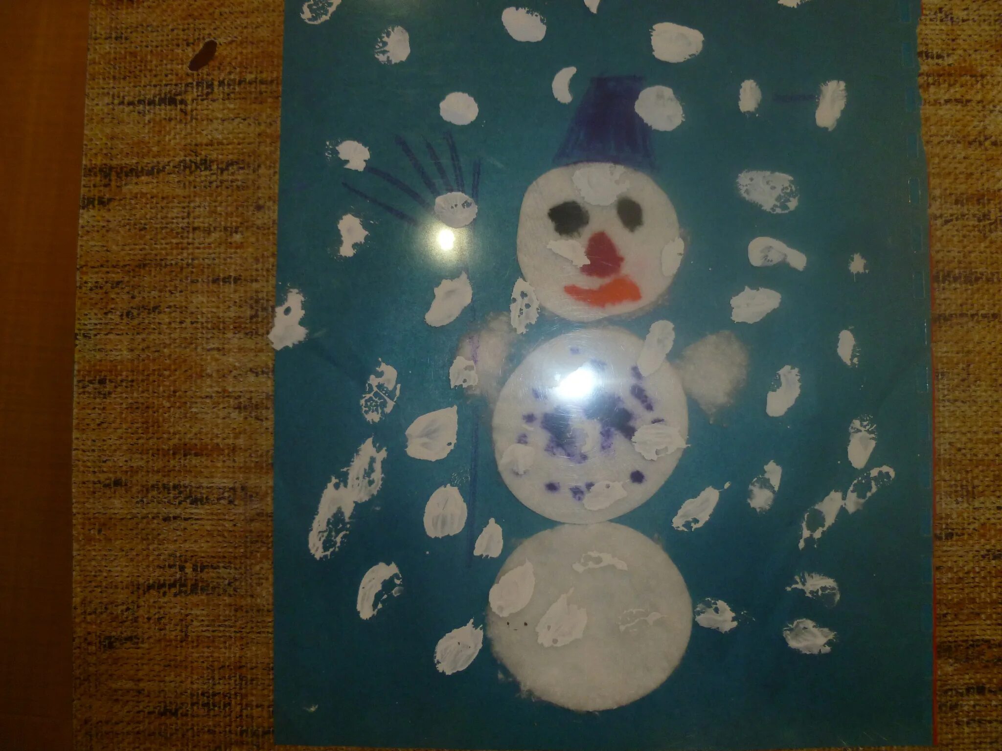 аппликация снеговик из ватных дисков. снеговиуиз ватных дисков. сненовиксненовик из ватных дисков. аппликация снеговик из ватных дисков. новогодний снеговик из ватных дисков.