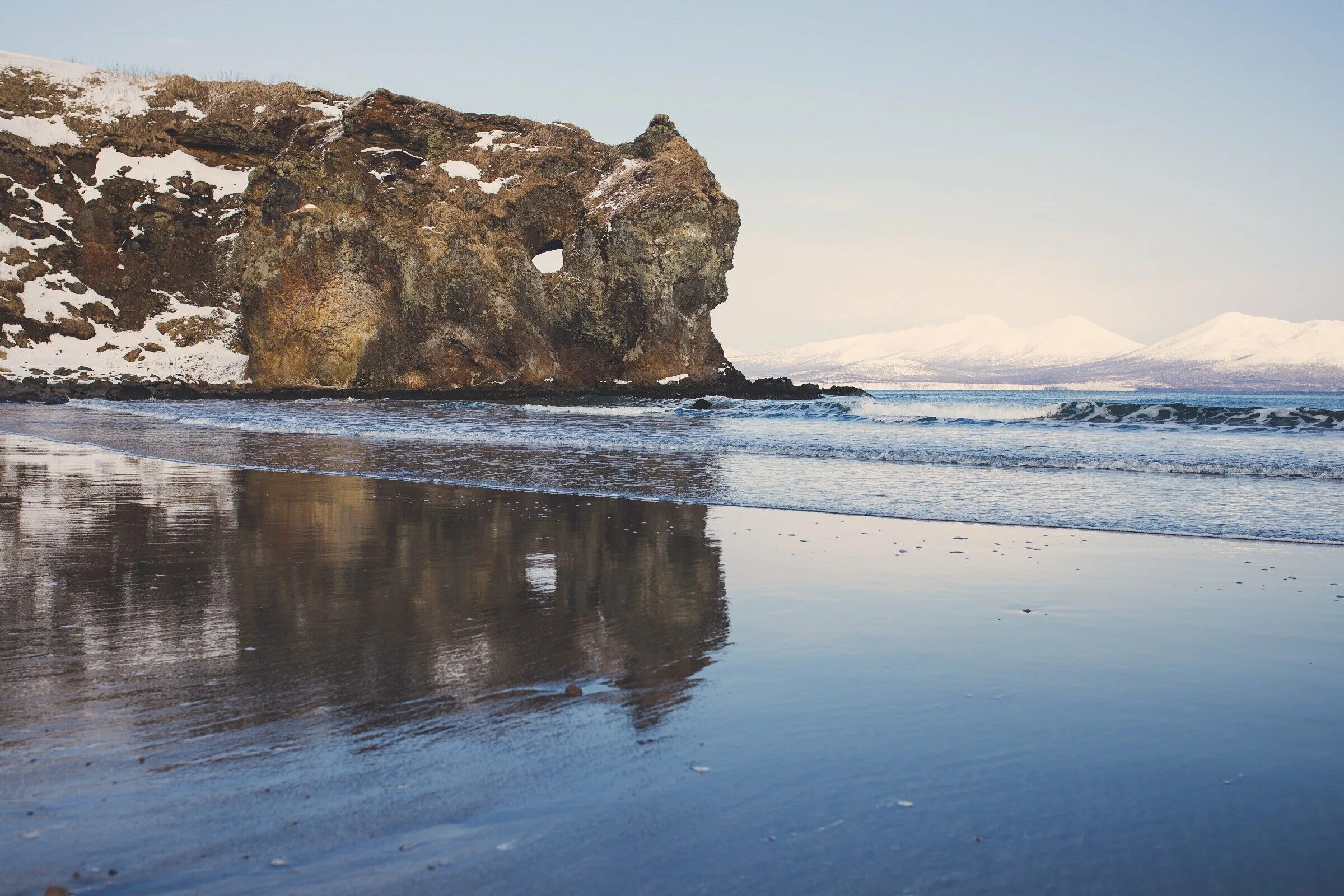 Зеркальный берег. Зеркальный берег. Зеркало на пляже. Озеро итуруп. Зеркальный берег.