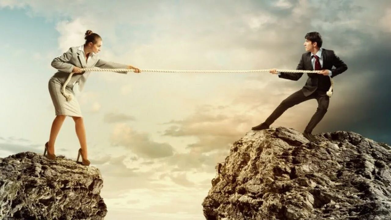 Руки влюбленных. Парни тянут друг друга. Парни тянут друг друга. Парни тянут друг друга. Зависимые отношения.