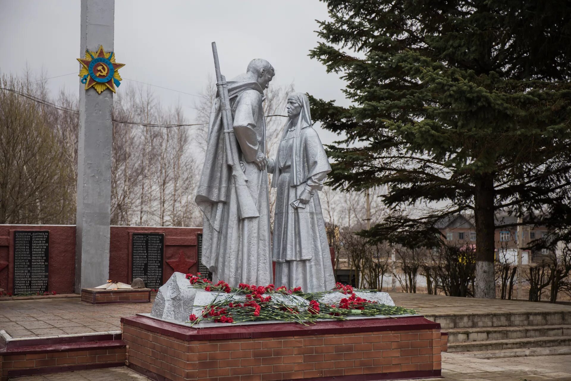 Кесова гора тверской области погода. Никольский храм Кесова гора. Пгт Кесова гора Тверская область. Кесова гора памятник. Площадь Победы Кесова гора.