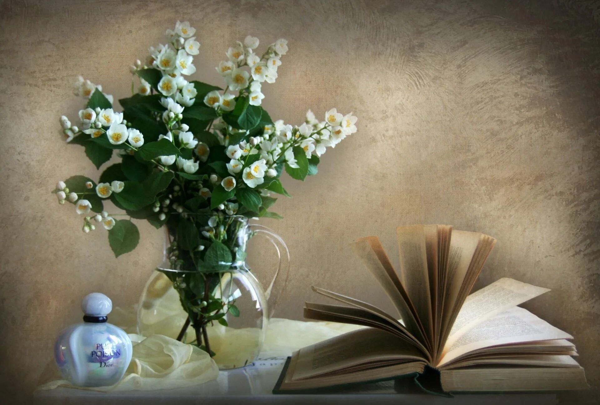Весенний книжный букет. Ваза с цветами на столе. «Натюрморт с книгами». Натюрморт: цветы. Букет цветов и книга.