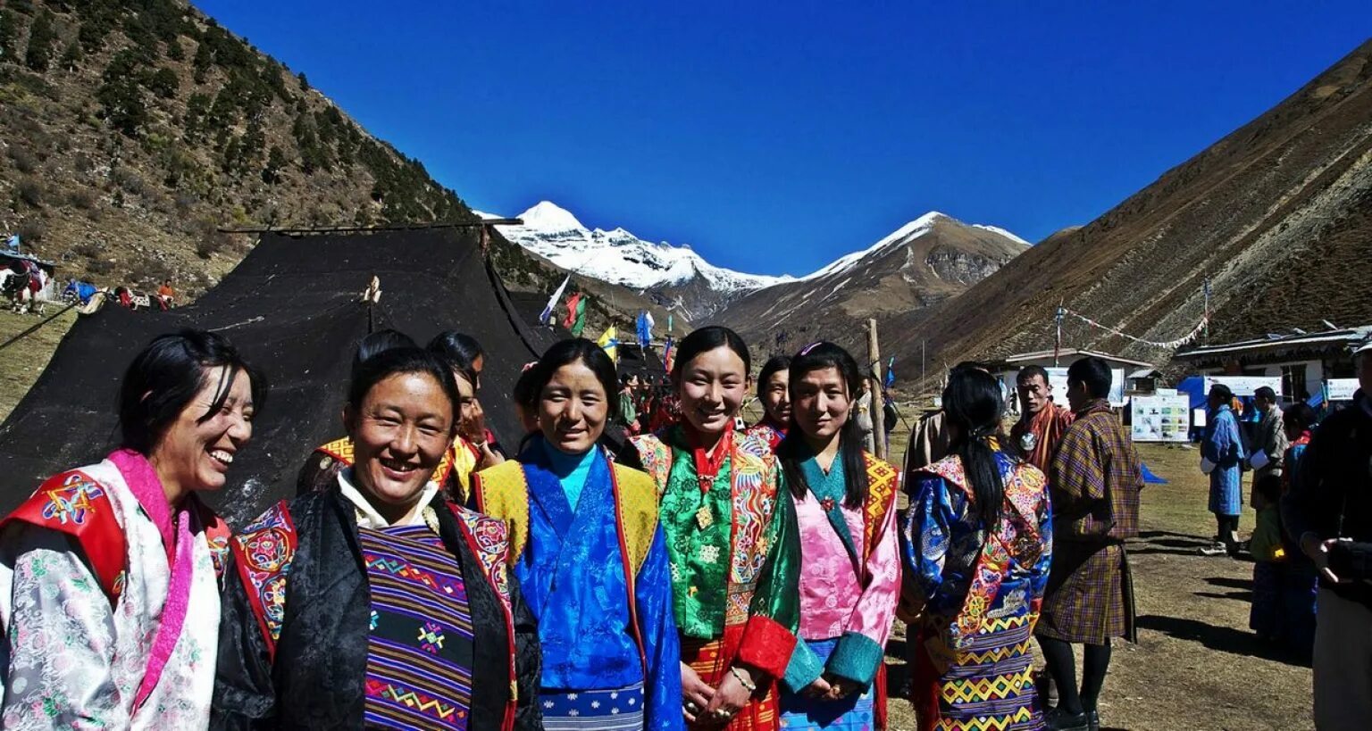 Бутан концентрация. Королевство бутан люди. Королевство бутан население. Бутан королевство счастливых. Бутан Министерство счастья.