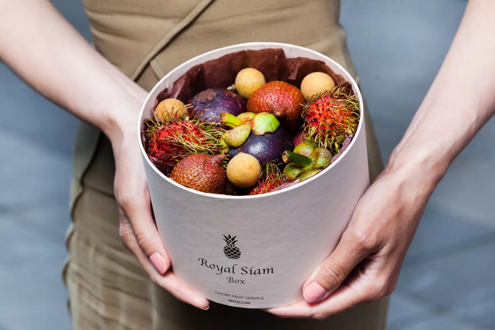Коробка с фруктами. Подарочная коробка с фруктами. Шляпная коробка с фруктами и цветами. Фруктовый букет в коробке.
