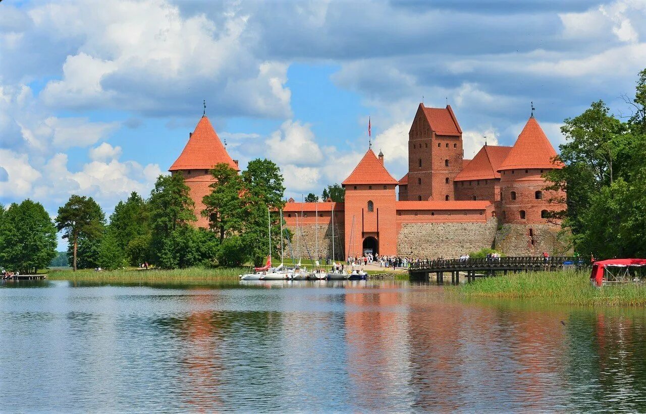 Тракайский замок. Тракайский замок Литва. Крепость Тракай Литва. Вильнюс замок Тракай. Тракайский замок достопримечательности Литвы.