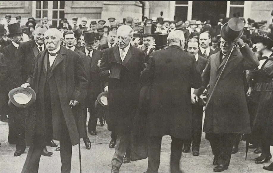 Вильсон Ллойд Клемансо на Парижской мирной конференции. Ж. Клемансо, в. Вильсон и д. Ллойд Джордж в Версале. 1919 Г.. Версальская Мирная конференция 1919. Ллойд Джордж на Парижской конференции.