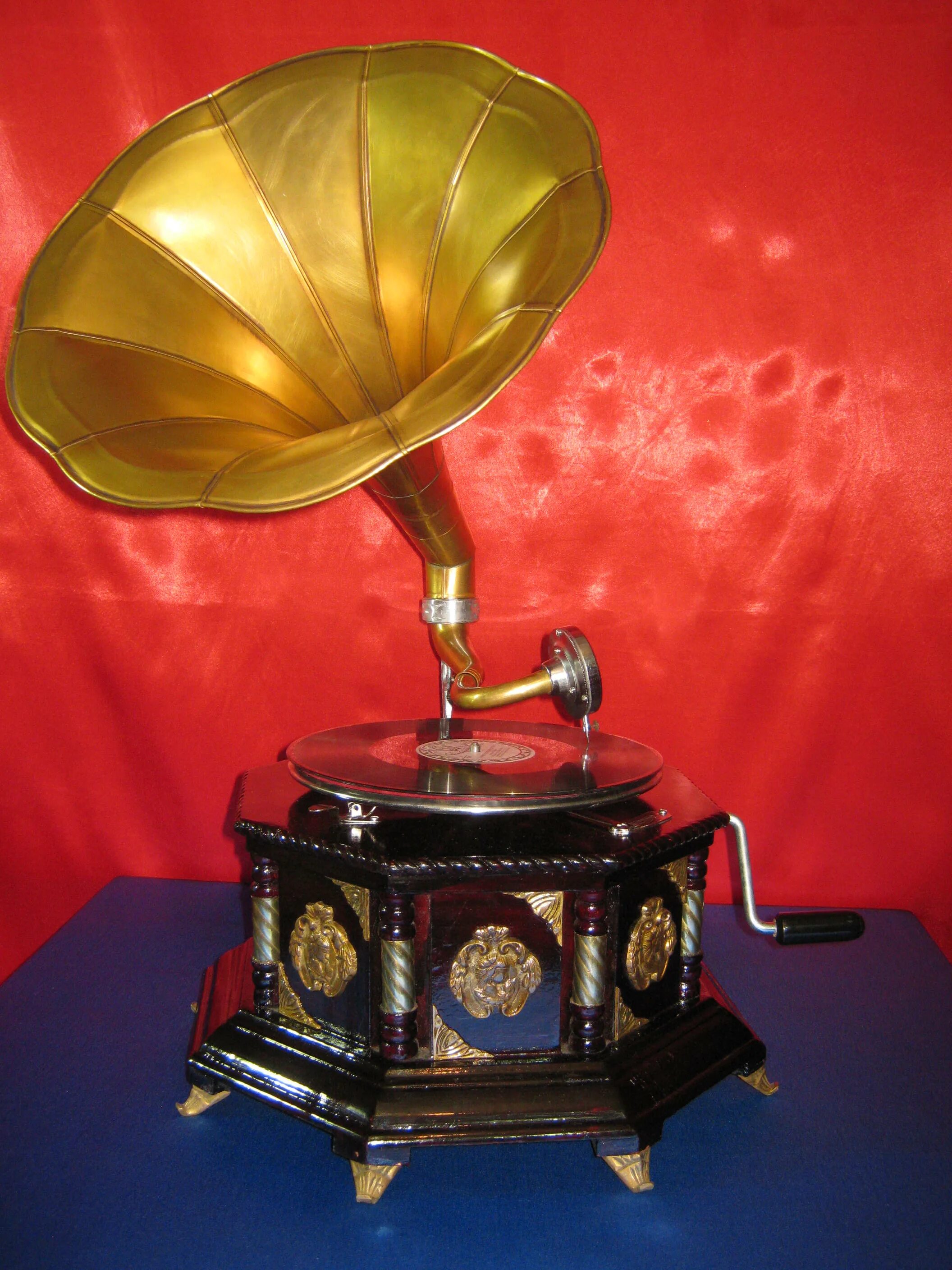 Патефон граммофон коламбия кабинетный. Граммофон tg122. Старинный граммофон. Раструб граммофона.